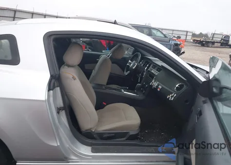 2014 Ford Mustang V6 z USA, uszkodzony, nr VIN 1ZVBP8AM9E5256083